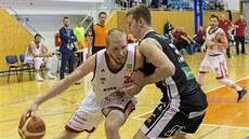Svitavský pivot Brett Roseboro se snaží prodrat přes Martina Peterku pod koš... Svitavský pivot Brett Roseboro se snaží prodrat přes Martina Peterku pod koš...