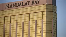 Rozbitá okna ve 32. patře hotelu Mandalay Bay Resort and Casino, odkud střílel... Rozbitá okna ve 32. patře hotelu Mandalay Bay Resort and Casino, odkud střílel...