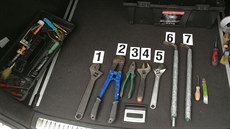 Nářadí, které policie spojila s loupeži v bytech po celém Česku (5.10.2017). Nářadí, které policie spojila s loupeži v bytech po celém Česku (5.10.2017).