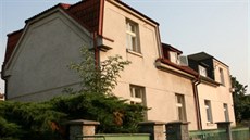U domku ze třicátých let minulého století bylo nutné zachovat čelní část do... U domku ze třicátých let minulého století bylo nutné zachovat čelní část do...
