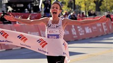 Galen Rupp probíhá vítězně cílem chicagského maratonu. Galen Rupp probíhá vítězně cílem chicagského maratonu.