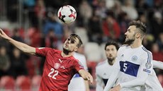Český fotbalista Filip Novák (vlevo) zpracovává míč hlavou před Fabiem... Český fotbalista Filip Novák (vlevo) zpracovává míč hlavou před Fabiem...