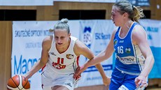 Kristýna Minarovičová (vlevo) z Hradce Králové uniká Anně Rylichové z Trutnova. Kristýna Minarovičová (vlevo) z Hradce Králové uniká Anně Rylichové z Trutnova.