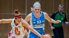 Andrea Ovsíková (vlevo) z Hradce Králové uniká Tereze Patočkové z Trutnova. Andrea Ovsíková (vlevo) z Hradce Králové uniká Tereze Patočkové z Trutnova.