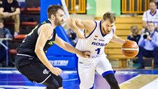 Patrik Auda (vpravo) z Radomi útočí přes Davea Dudzinského z Antverp. Patrik Auda (vpravo) z Radomi útočí přes Davea Dudzinského z Antverp.