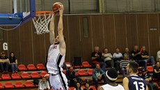 Boris Barač z Nymburku smečuje do koše NH Ostrava. Boris Barač z Nymburku smečuje do koše NH Ostrava.