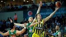 Jan Veselý (vpravo) z Fenerbahce Istanbul útočí na koš Banvitu Bandirma v duelu... Jan Veselý (vpravo) z Fenerbahce Istanbul útočí na koš Banvitu Bandirma v duelu...
