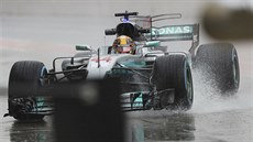 Lewis Hamilton ze stáje Mercedes bhem tréninku na VC Japonska.