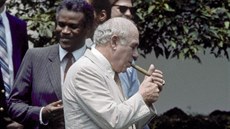 Red Auerbach si zapaluje doutník při návštěvě Bílého domu v roce 1984. Red Auerbach si zapaluje doutník při návštěvě Bílého domu v roce 1984.