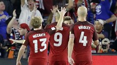 Američtí fotbalisté slaví gól v utkání s Panamou. Američtí fotbalisté slaví gól v utkání s Panamou.