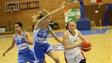 Patricia Gallasová (v bílém) z Nymburka atakuje trutnovský koš kolem Dominiky... Patricia Gallasová (v bílém) z Nymburka atakuje trutnovský koš kolem Dominiky...