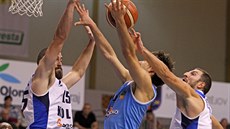 Miloš Pajovič (vlevo) a Vojtěch Bratčenkov (vpravo) hájí koš Kolína v duelu s... Miloš Pajovič (vlevo) a Vojtěch Bratčenkov (vpravo) hájí koš Kolína v duelu s...