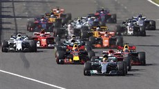 Lewis Hamilton z Mercedesu vévodí poadí po startu Velké ceny Japonska.