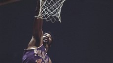 Connie Hawkins smeuje v dresu Phoenix Suns proti NY Knicks. Momentka z roku...