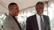 Connie Hawkins (vlevo) ve spolenosti Billa Russella. Momentka z roku 1999.
