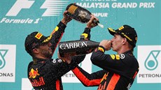 Max Verstappen (vpravo) slaví triumf ve Velké ceně Malajsie, vlevo je třetí... Max Verstappen (vpravo) slaví triumf ve Velké ceně Malajsie, vlevo je třetí...