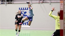 Olomoucká házenkářka Vendula Fryčáková pálí na píseckou branku. Olomoucká házenkářka Vendula Fryčáková pálí na píseckou branku.