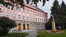 Senior si vyslechl rozsudek v budově Okresního soudu v Klatovech. Senior si vyslechl rozsudek v budově Okresního soudu v Klatovech.