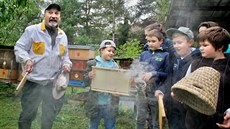 Pavel Polívka ze Zruče-Sence vede včelařský kroužek pro děti. (25. 9. 2017) Pavel Polívka ze Zruče-Sence vede včelařský kroužek pro děti. (25. 9. 2017)