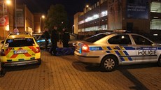 Zdravotníkům práci komplikovali přihlížející lidé. Zdravotníkům práci komplikovali přihlížející lidé.