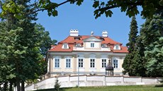 Barokní zámeček s mansardovou střechou získal své jméno podle Hanse Paula... Barokní zámeček s mansardovou střechou získal své jméno podle Hanse Paula...