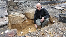 Archeolog Marek Kiecoň při průzkumu podloží vyhořelého kostelíku v... Archeolog Marek Kiecoň při průzkumu podloží vyhořelého kostelíku v...