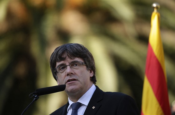 Pedseda katalánské vlády Carles Puigdemont pi projevu v Barcelon (15. íjna...