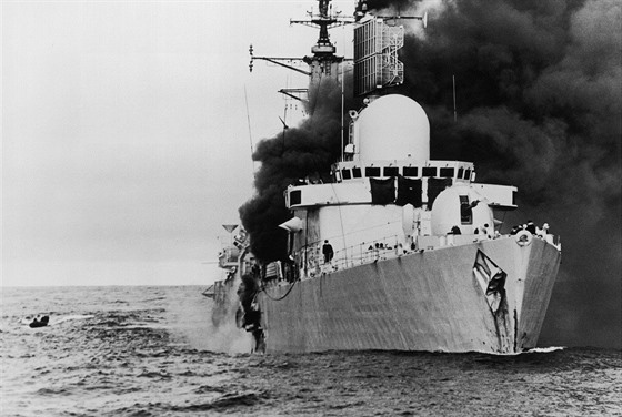 HMS Sheffield po zásahu argentinské rakety (4. kvtna 1982)