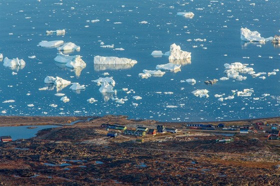 Ve vodách okolo Grónska plave stále více ker, které ohroují lodní dopravu.