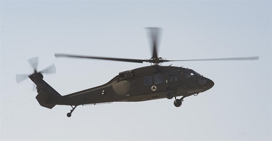 První z darovaných amerických vrtulník UH-60 Black Hawk v barvách afghánských...