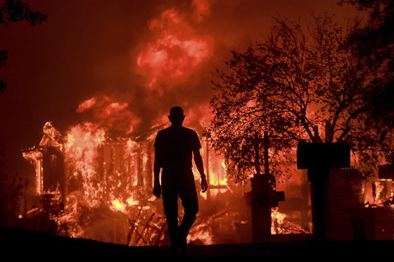 S ohnm v Kalifornii bojují tisícovky hasi, ada poár stále není pod...