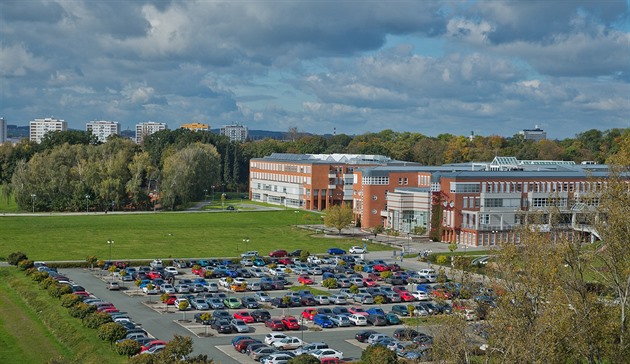 Mezi hlavní silnicí a kampusem Univerzity Hradec Králové u tenisových kurt by...