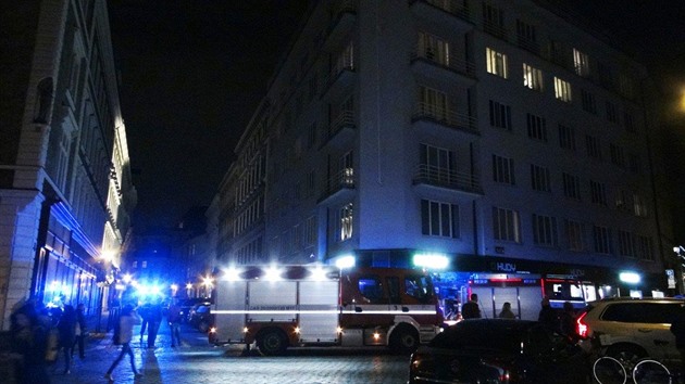 Pratí policisté ve spolupráci s hasii evakuovali jeden z dom v ulici...