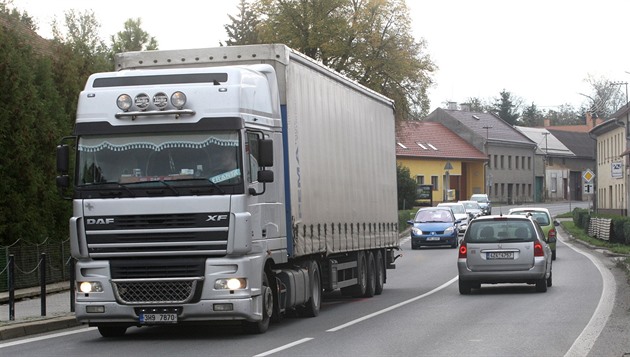 Nekonené proudy aut kadý den ucpávají vesnice na trase z Olomouce do Perova...