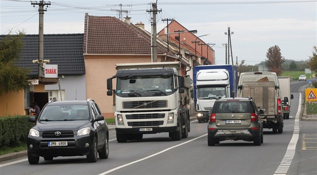 Nekonené proudy aut kadý den ucpávají vesnice na trase z Olomouce do Perova...