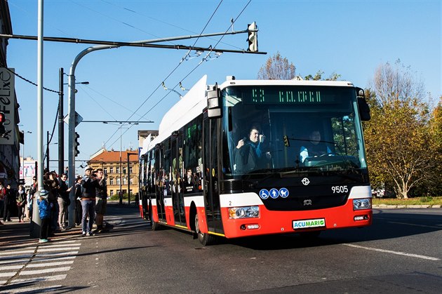 O první jízdu trolejbusem po Praze po 45 letech byl mezi lidmi velký zájem.