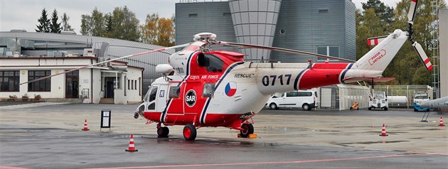 Armáda ukázala na karlovarském letišti vrtulníky a bojová letadla. Vrtulník W-3... Armáda ukázala na karlovarském letišti vrtulníky a bojová letadla. Vrtulník W-3...