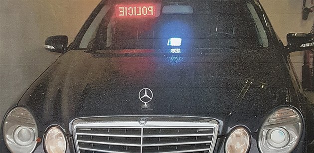 Automobil policistů v civilu, s nimiž se dostal do konfliktu karlovarský řidič. Automobil policistů v civilu, s nimiž se dostal do konfliktu karlovarský řidič.