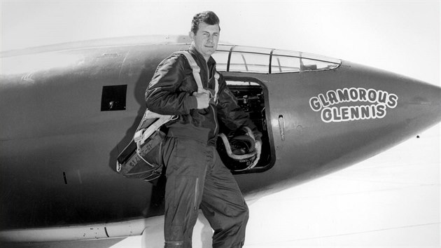 Chuck Yeager a experimentální raketový letoun Bell X-1 pojmenovaný Glamorous... Chuck Yeager a experimentální raketový letoun Bell X-1 pojmenovaný Glamorous...