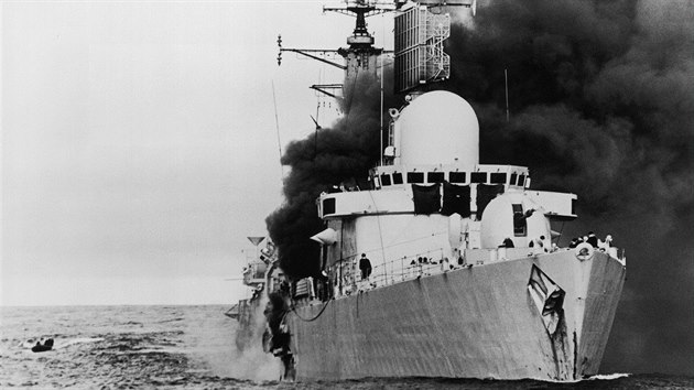 HMS Sheffield po zásahu argentinské rakety (4. května 1982) HMS Sheffield po zásahu argentinské rakety (4. května 1982)