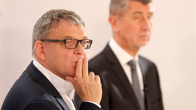 Lubomír Zaorálek a Andrej Babiš při volební superdebatě iDNES.cz a MF DNES v... Lubomír Zaorálek a Andrej Babiš při volební superdebatě iDNES.cz a MF DNES v...