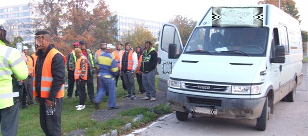 V dodávce, kterou v Hradci Králové zastavila policie, se mačkalo 26 dělníků.... V dodávce, kterou v Hradci Králové zastavila policie, se mačkalo 26 dělníků....