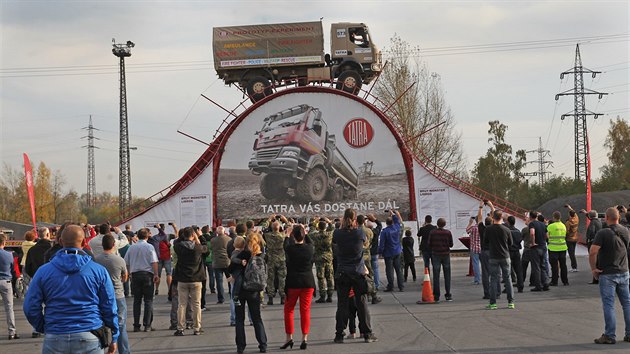 Libor Václavík přejíždí s Tatrou 810 4x4 nejvyšší technickou překážku na světě... Libor Václavík přejíždí s Tatrou 810 4x4 nejvyšší technickou překážku na světě...