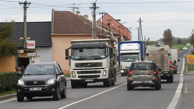 Nekonečné proudy aut každý den ucpávají vesnice na trase z Olomouce do Přerova... Nekonečné proudy aut každý den ucpávají vesnice na trase z Olomouce do Přerova...