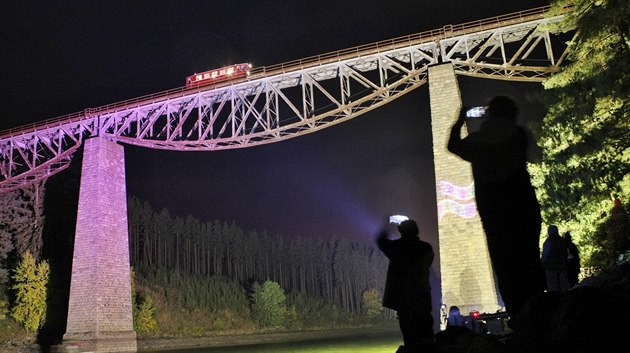 Železniční most nad přehradou Hracholusky na dvě hodiny osvítily reflektory.... Železniční most nad přehradou Hracholusky na dvě hodiny osvítily reflektory....