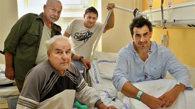 Pavla Jeslínka navštívil v nemocnici jeho otec Josef (první vlevo), za ním... Pavla Jeslínka navštívil v nemocnici jeho otec Josef (první vlevo), za ním...
