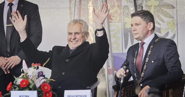 Prezident Miloš Zeman se starostou Horšovského Týna Václavem Mothejzíkem. (19.... Prezident Miloš Zeman se starostou Horšovského Týna Václavem Mothejzíkem. (19....