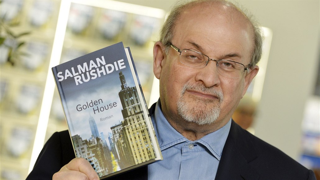 Spisovatel Salman Rushdie na kniním veletrhu ve Frankfurtu (12. íjna 2017)
