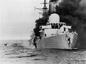 HMS Sheffield po zásahu argentinské rakety (4. května 1982) HMS Sheffield po zásahu argentinské rakety (4. května 1982)