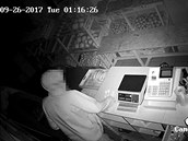 Kamera natočila muže při krádeži peněz v Trutnově Kamera natočila muže při krádeži peněz v Trutnově